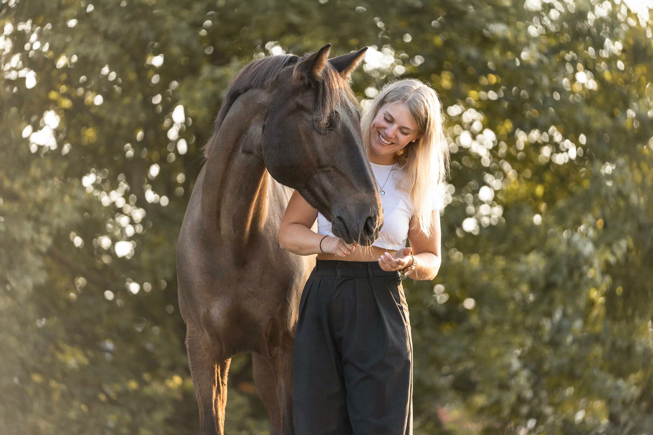 junge Frau mit ihrem Pferd