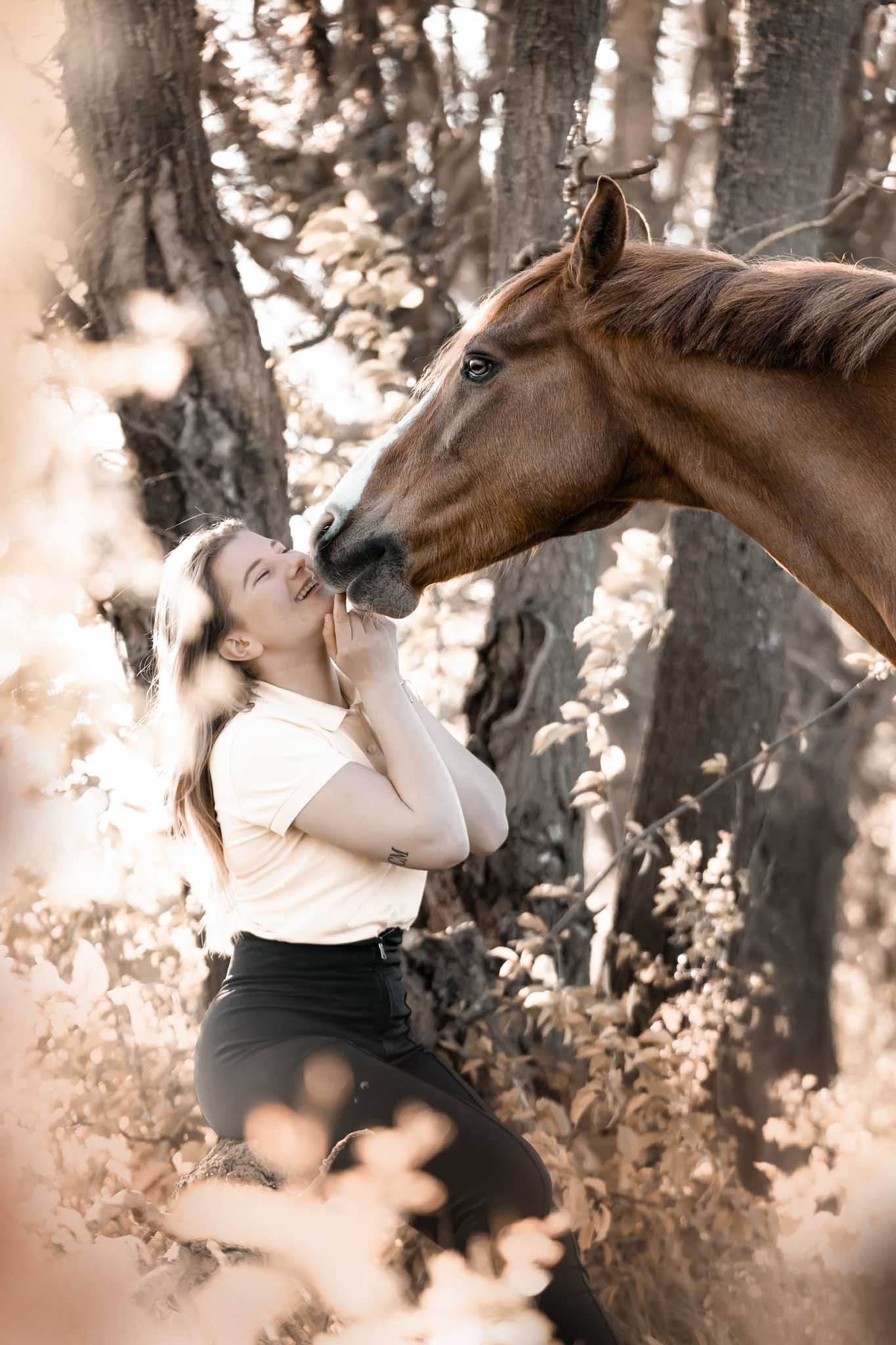 Mädchen küsst ihr Pony